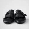 Skórzane klapki typu monk strap z frędzlami Skórzane klapki typu monk strap z frędzlami