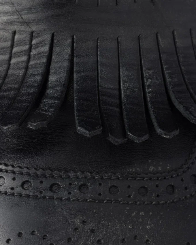 Skórzane klapki typu monk strap z frędzlami Skórzane klapki typu monk strap z frędzlami