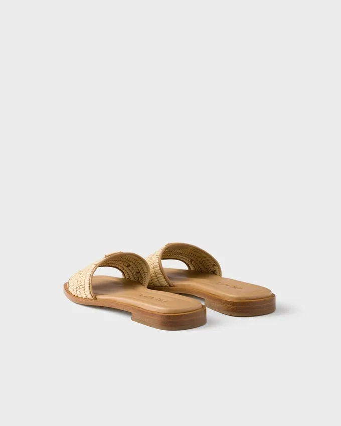 Skórzane klapki z detalami w stylu szydełkowym Skórzane klapki z detalami w stylu szydełkowym