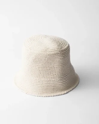 Słomkowy kapelusz typu bucket hat