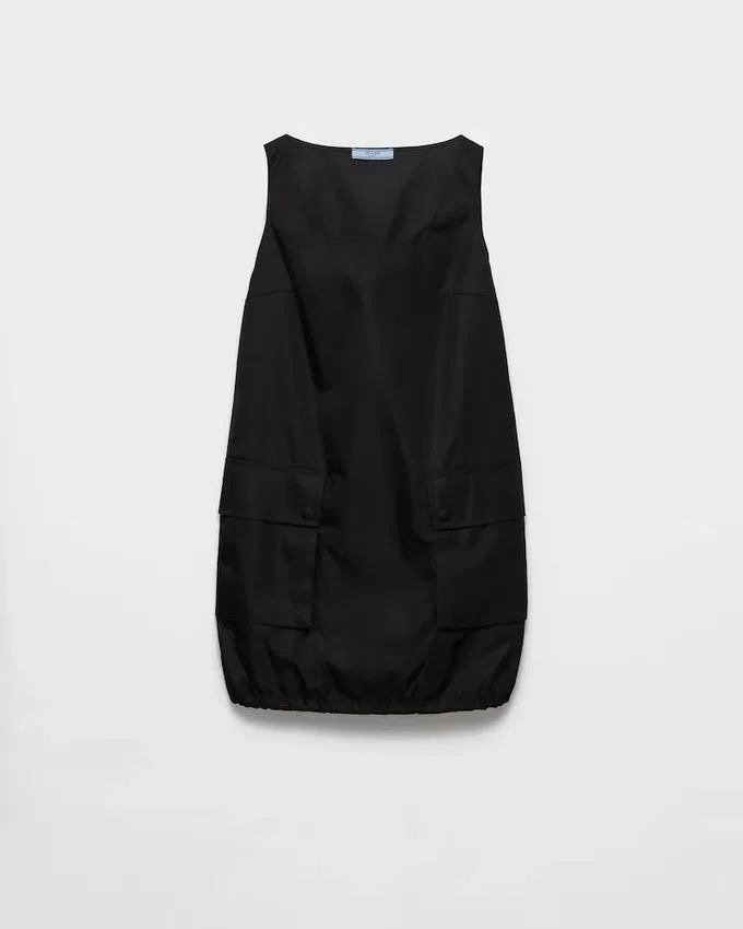 Sukienka bez rękawów z materiału Re-Nylon Sukienka bez rękawów z materiału Re-Nylon