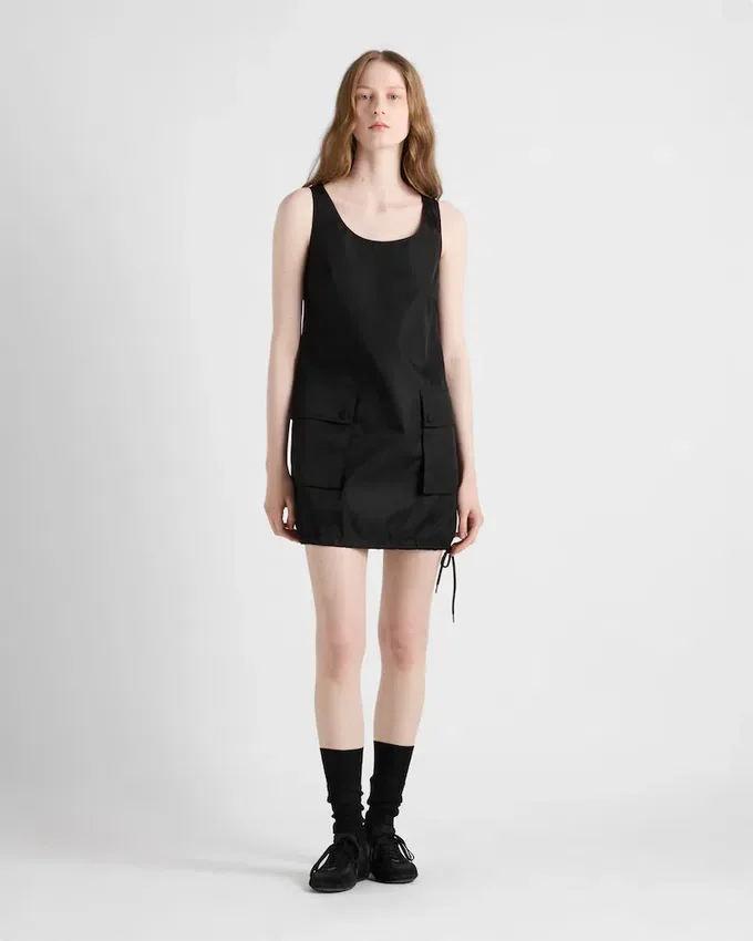 Sukienka bez rękawów z materiału Re-Nylon Sukienka bez rękawów z materiału Re-Nylon