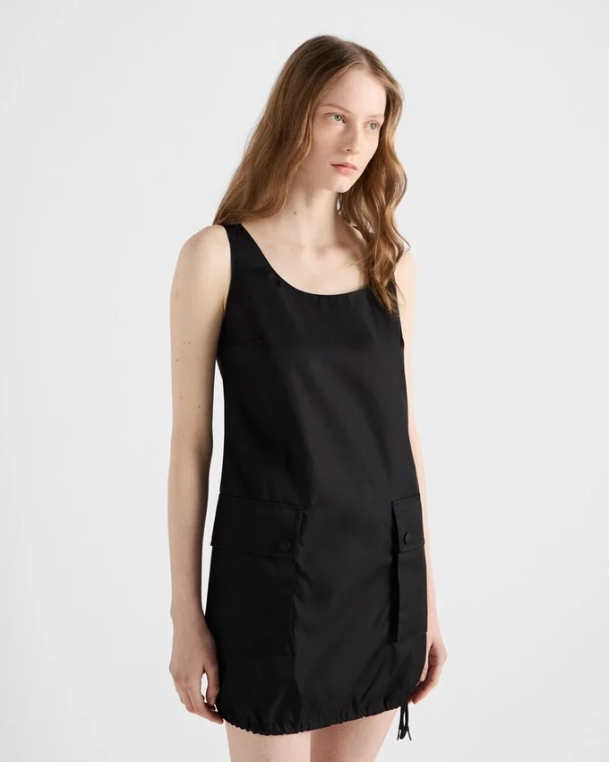 Sukienka bez rękawów z materiału Re-Nylon Sukienka bez rękawów z materiału Re-Nylon