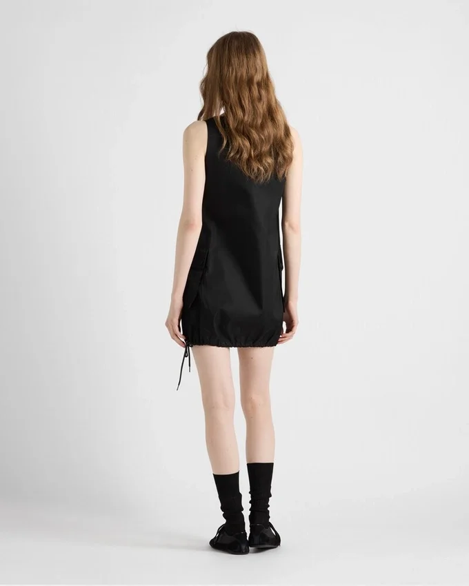 Sukienka bez rękawów z materiału Re-Nylon Sukienka bez rękawów z materiału Re-Nylon