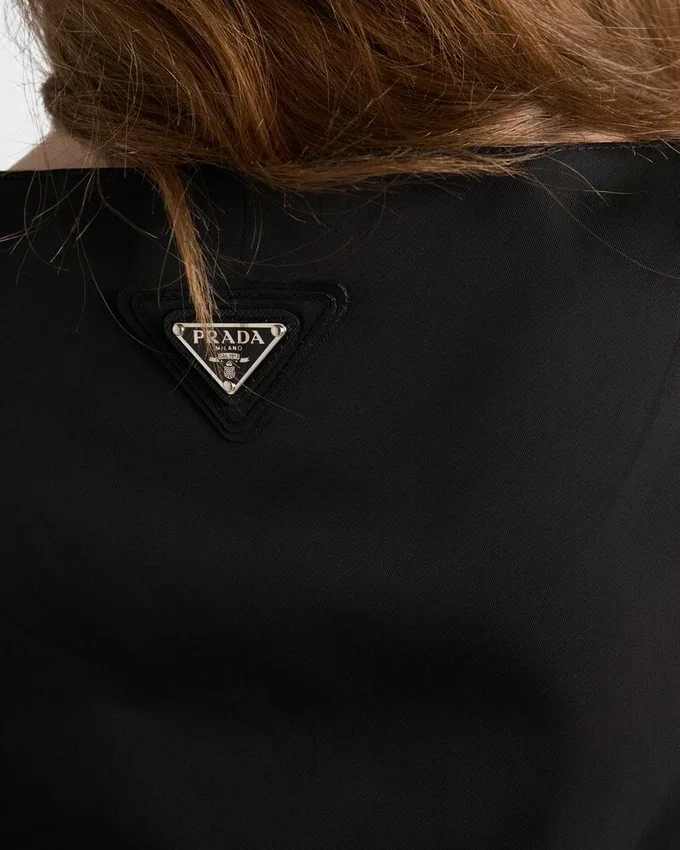Sukienka bez rękawów z materiału Re-Nylon Sukienka bez rękawów z materiału Re-Nylon