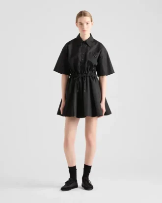 Sukienka z krótkim rękawem z tkaniny Re-Nylon Sukienka z krótkim rękawem z tkaniny Re-Nylon