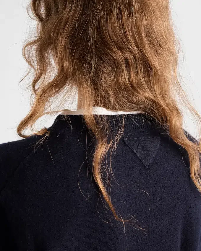 Sweter z kaszmiru z okrągłym dekoltem Sweter z kaszmiru z okrągłym dekoltem