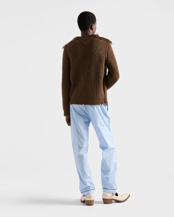Sweter z wełny i owczej skóry Sweter z wełny i owczej skóry