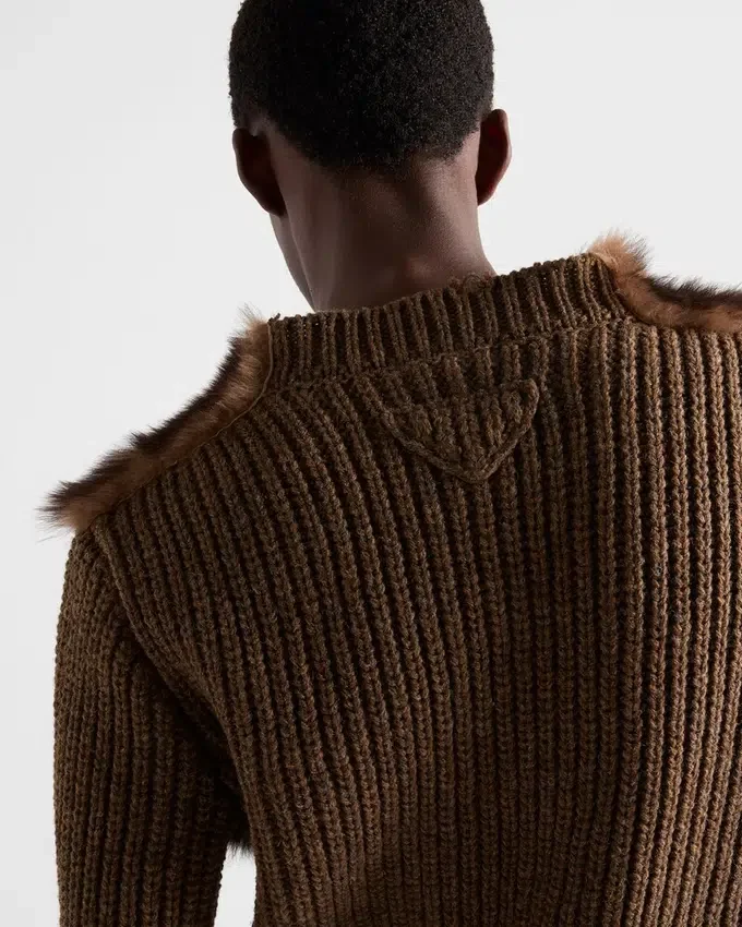 Sweter z wełny i owczej skóry Sweter z wełny i owczej skóry