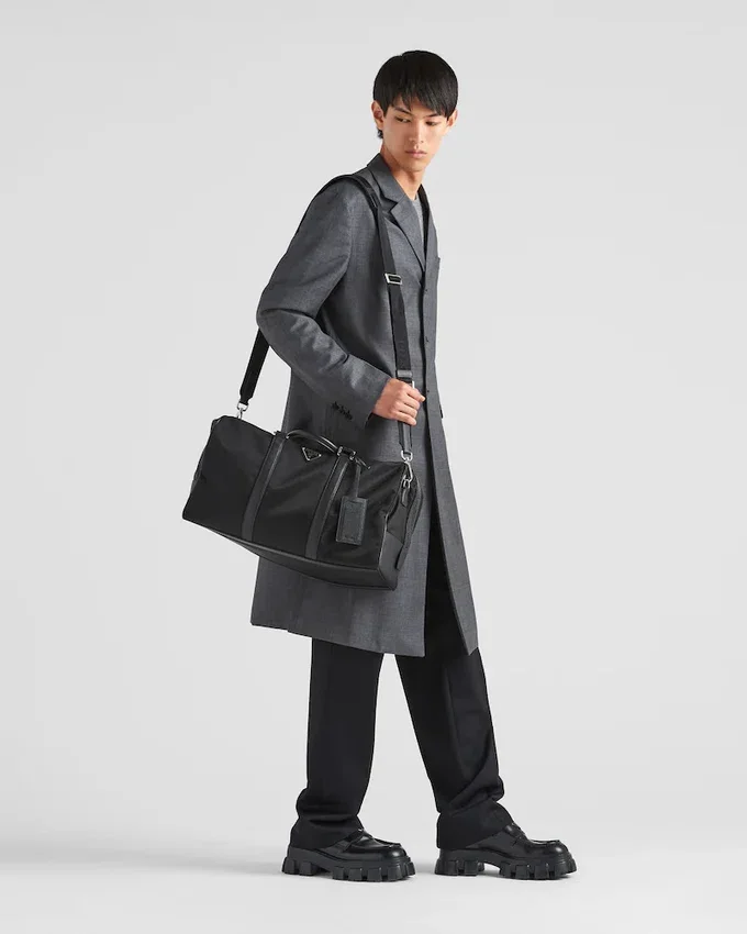 Torba podróżna z materiału Re-Nylon i skóry Saffiano Torba podróżna z materiału Re-Nylon i skóry Saffiano