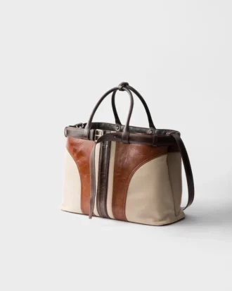 Torba Prada z klamrą z postarzanej skóry i paskiem Torba Prada z klamrą z postarzanej skóry i paskiem
