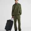 Walizka na kółkach z tkaniny Re-Nylon i skóry Saffiano Walizka na kółkach z tkaniny Re-Nylon i skóry Saffiano