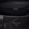 Walizka na kółkach z tkaniny Re-Nylon i skóry Saffiano Walizka na kółkach z tkaniny Re-Nylon i skóry Saffiano