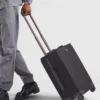 Walizka na kółkach z tkaniny Re-Nylon i skóry Saffiano Walizka na kółkach z tkaniny Re-Nylon i skóry Saffiano