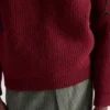 Wełniany sweter z okrągłym dekoltem i zawieszką Wełniany sweter z okrągłym dekoltem i zawieszką