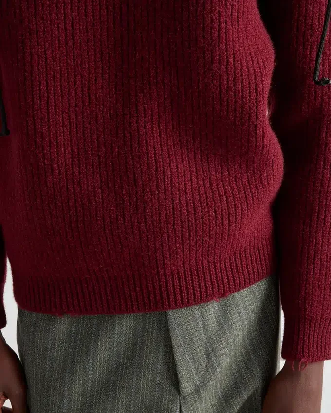 Wełniany sweter z okrągłym dekoltem i zawieszką Wełniany sweter z okrągłym dekoltem i zawieszką