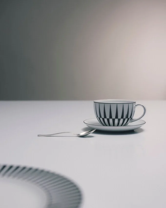 Zestaw dwóch porcelanowych filiżanek do cappuccino – paski Zestaw dwóch porcelanowych filiżanek do cappuccino – paski