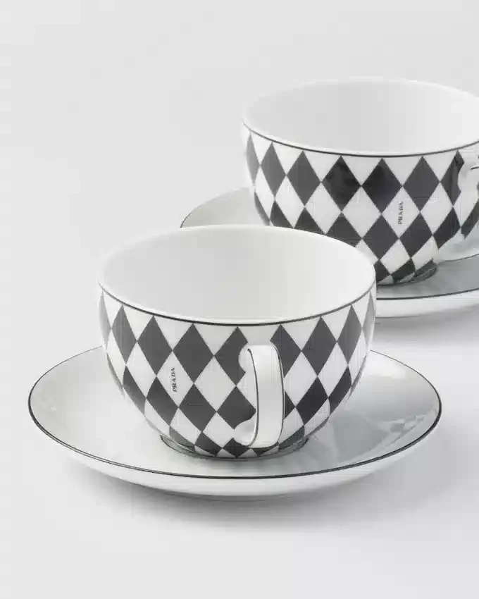 Zestaw dwóch porcelanowych filiżanek do cappuccino – szachownica Zestaw dwóch porcelanowych filiżanek do cappuccino – szachownica