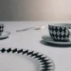 Zestaw dwóch porcelanowych filiżanek do cappuccino – szachownica Zestaw dwóch porcelanowych filiżanek do cappuccino – szachownica