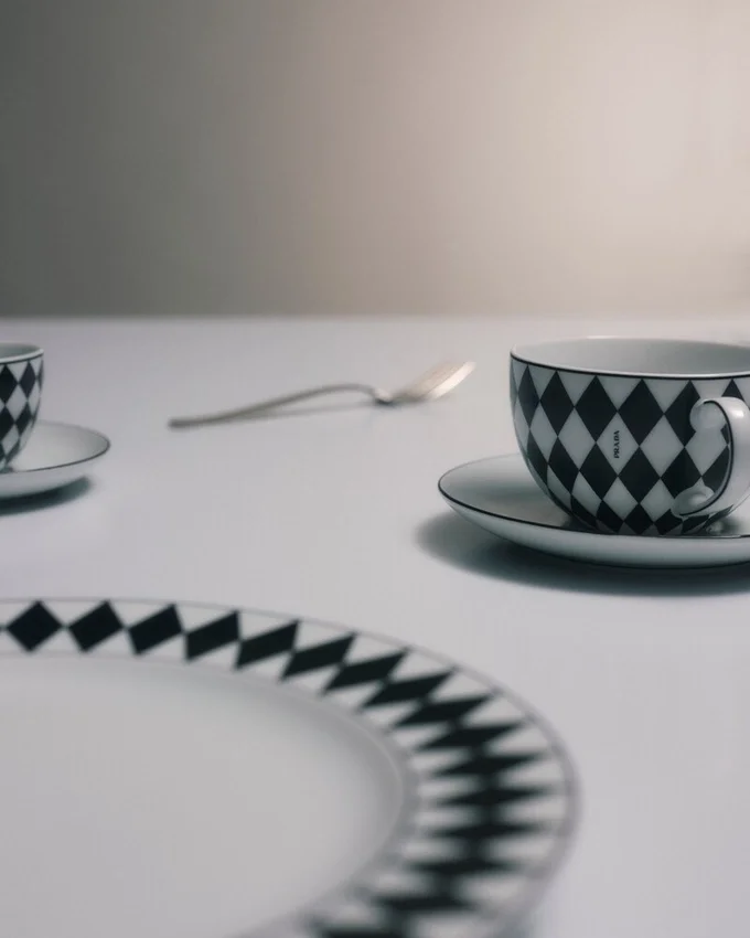 Zestaw dwóch porcelanowych filiżanek do cappuccino – szachownica Zestaw dwóch porcelanowych filiżanek do cappuccino – szachownica