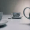 Zestaw dwóch porcelanowych filiżanek do herbaty – paski Zestaw dwóch porcelanowych filiżanek do herbaty – paski