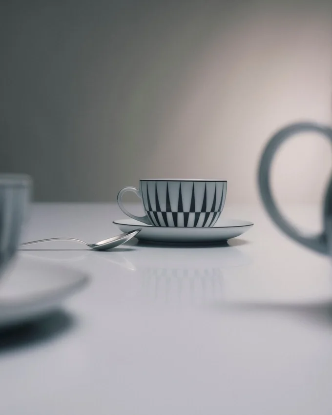 Zestaw dwóch porcelanowych filiżanek do herbaty – paski Zestaw dwóch porcelanowych filiżanek do herbaty – paski