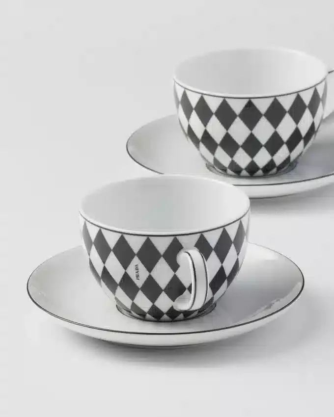 Zestaw dwóch porcelanowych filiżanek do herbaty – szachownica Zestaw dwóch porcelanowych filiżanek do herbaty – szachownica