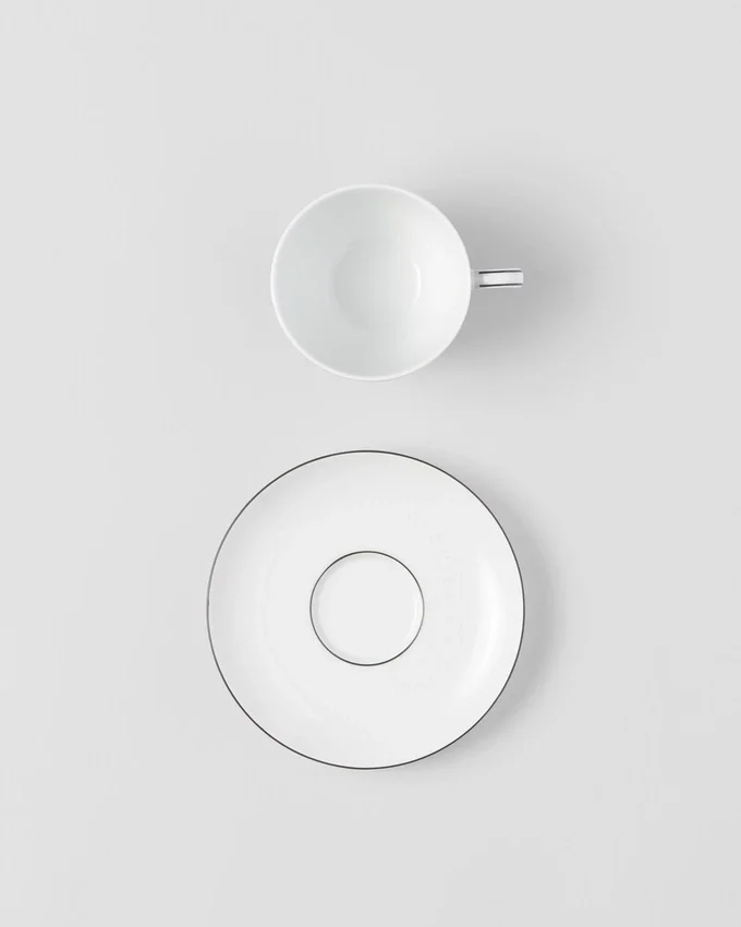 Zestaw dwóch porcelanowych filiżanek do herbaty – szachownica Zestaw dwóch porcelanowych filiżanek do herbaty – szachownica