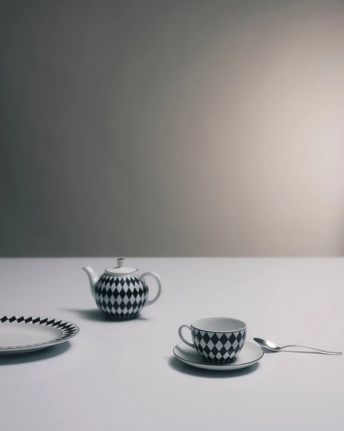 Zestaw dwóch porcelanowych filiżanek do herbaty – szachownica Zestaw dwóch porcelanowych filiżanek do herbaty – szachownica