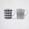 Zestaw dwóch porcelanowych kubków – szachownica i paski Zestaw dwóch porcelanowych kubków – szachownica i paski