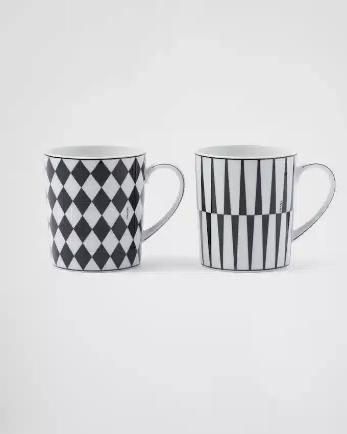 Zestaw dwóch porcelanowych kubków – szachownica i paski Zestaw dwóch porcelanowych kubków – szachownica i paski