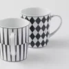 Zestaw dwóch porcelanowych kubków – szachownica i paski Zestaw dwóch porcelanowych kubków – szachownica i paski