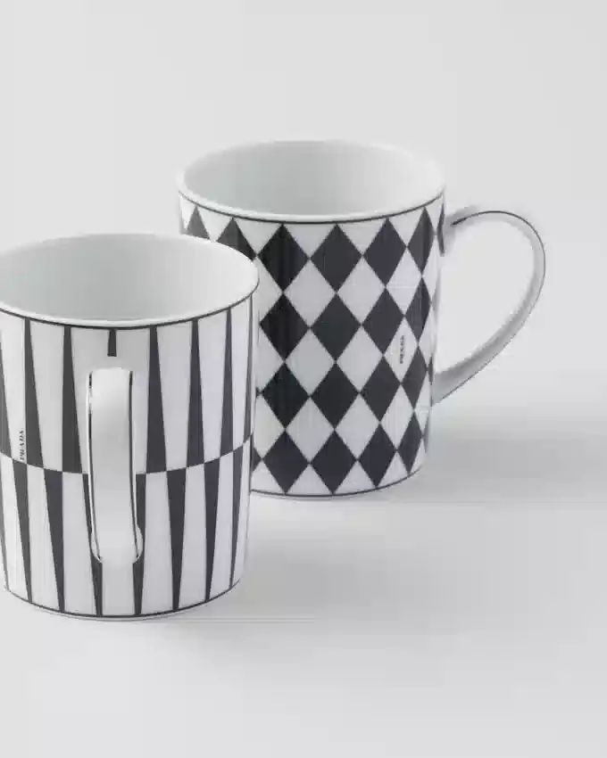 Zestaw dwóch porcelanowych kubków – szachownica i paski Zestaw dwóch porcelanowych kubków – szachownica i paski