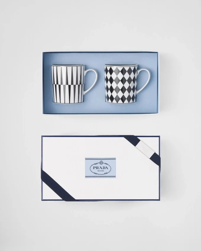 Zestaw dwóch porcelanowych kubków – szachownica i paski Zestaw dwóch porcelanowych kubków – szachownica i paski