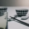 Zestaw dwóch porcelanowych misek do ryżu lub płatków śniadaniowych – szachownica