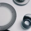 Zestaw dwóch porcelanowych talerzyków deserowych – paski Zestaw dwóch porcelanowych talerzyków deserowych – paski