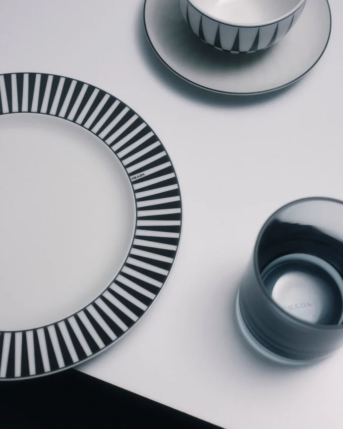 Zestaw dwóch porcelanowych talerzyków deserowych – paski Zestaw dwóch porcelanowych talerzyków deserowych – paski