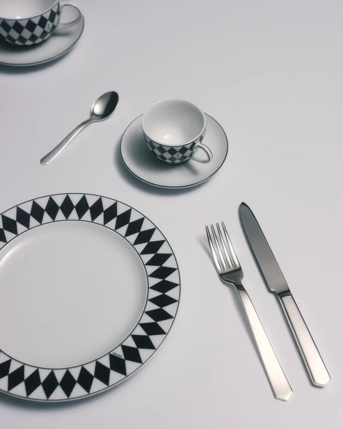 Zestaw dwóch porcelanowych talerzyków deserowych – szachownica Zestaw dwóch porcelanowych talerzyków deserowych – szachownica