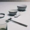Zestaw dwóch porcelanowych łyżek – wzór szachownicy