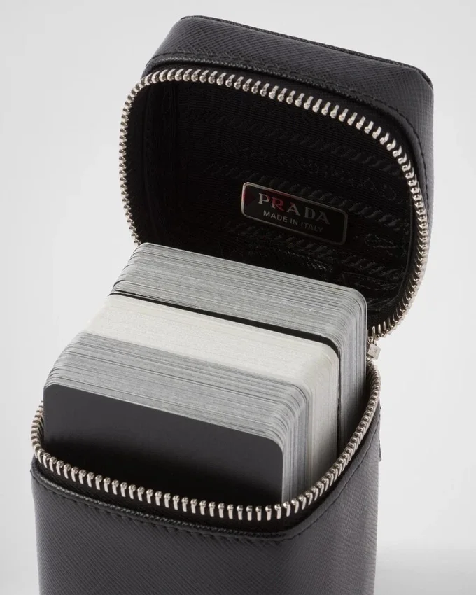 Zestaw kart do gry z trzema taliami Zestaw kart do gry z trzema taliami