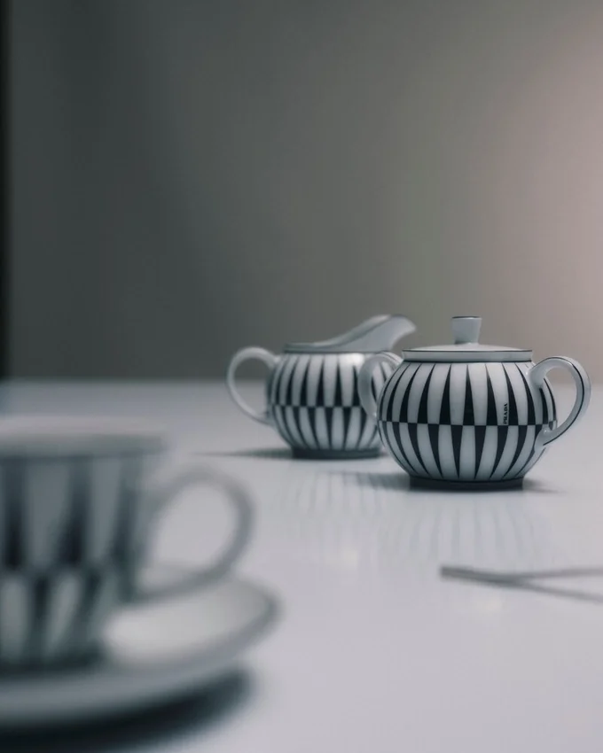 Zestaw porcelanowego dzbanka na mleko i cukiernicy – paski Zestaw porcelanowego dzbanka na mleko i cukiernicy – paski