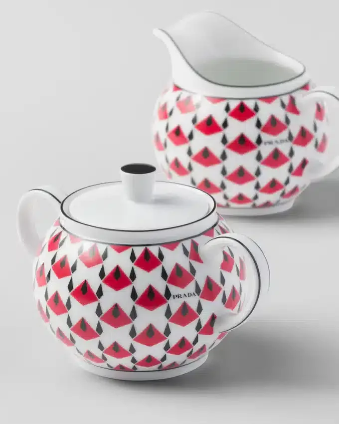 Zestaw porcelanowego dzbanka na mleko i cukiernicy – Vienna Red Zestaw porcelanowego dzbanka na mleko i cukiernicy – Vienna Red