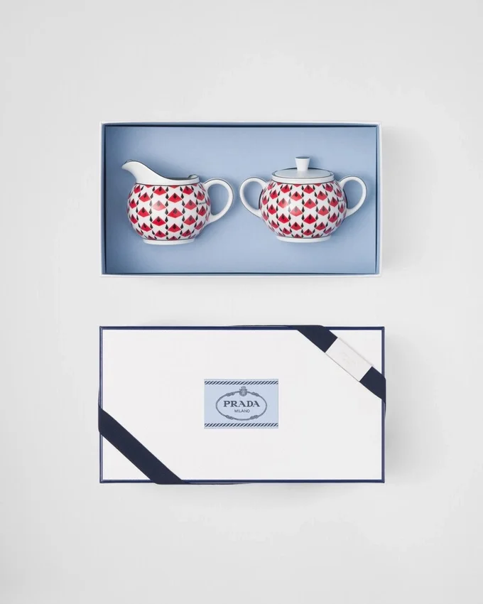 Zestaw porcelanowego dzbanka na mleko i cukiernicy – Vienna Red Zestaw porcelanowego dzbanka na mleko i cukiernicy – Vienna Red
